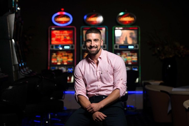Tampilan antarmuka aplikasi fangwin dengan menu permainan slot dan sportsbook